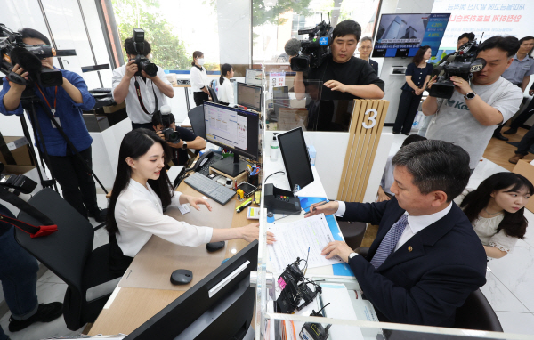 새마을금고 통장 개설하는 한창섭 차관<YONHAP NO-1693>