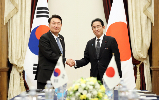 악수하는 한일 정상