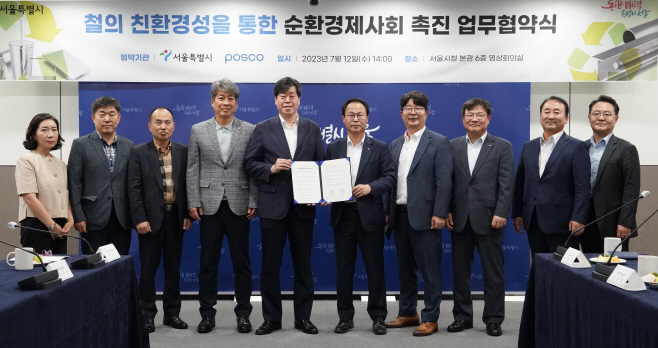 협약서 서명 후 양 기관 관계자들과 포즈를 취한