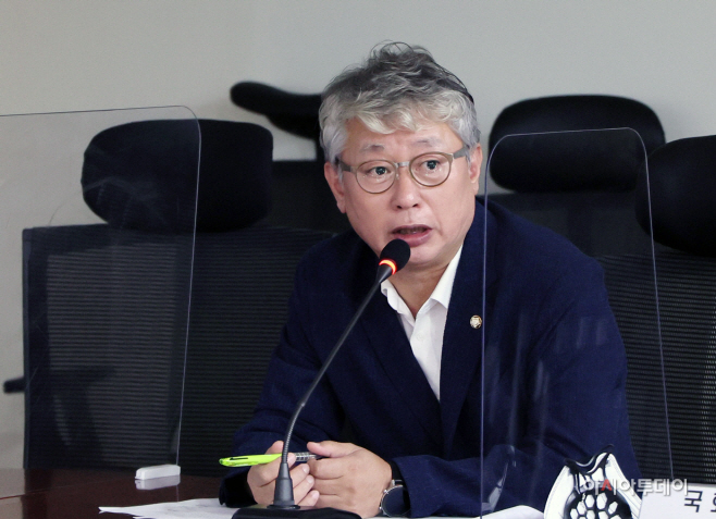 [포토] 반성과 혁신 연속토론회 발제하는 조응천 민주당 의원