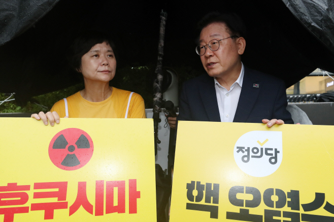 정의당 이정미 대표 단식농성장 찾은 더불어민주당 이재명 대표