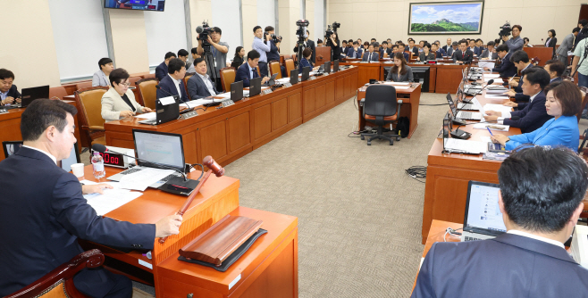 의사봉 두드리는 박정 환경노동위원장