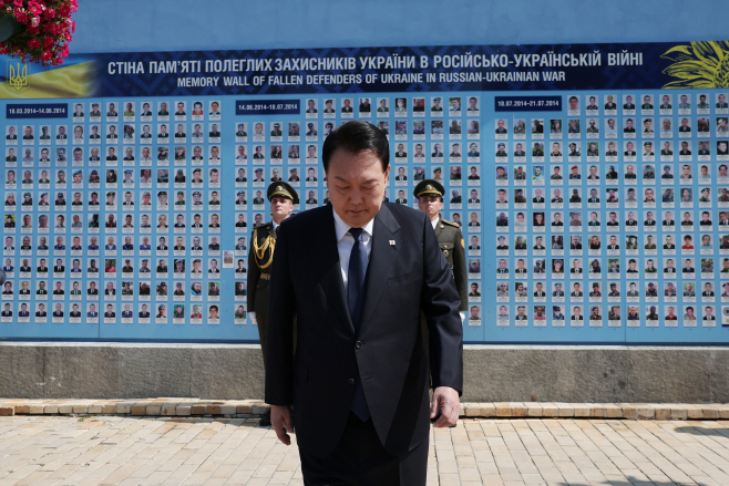 전사자 추모의 벽에 묵념하는 윤석열 대통령