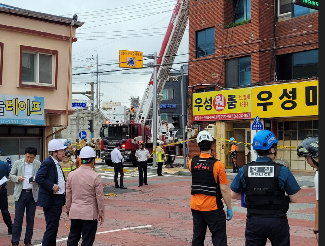 호남동 붕괴위험 건물 긴급 안전조치...철거 등 대책 논의(2)