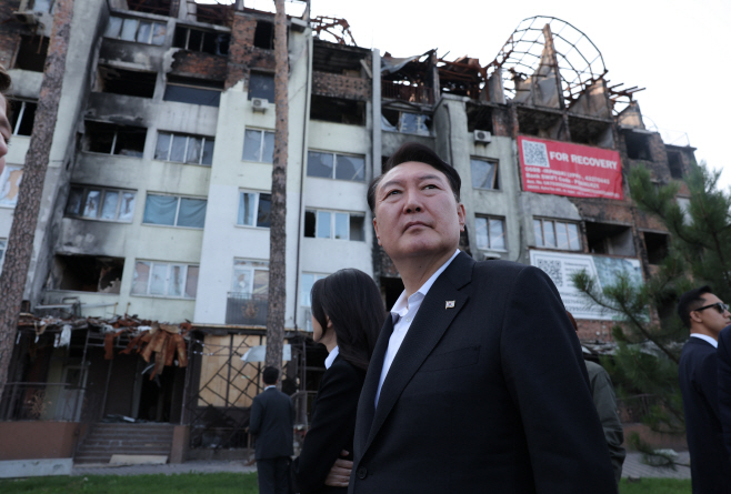 윤석열 대통령, 우크라이나 이르핀 민가 폭격 현장 방문