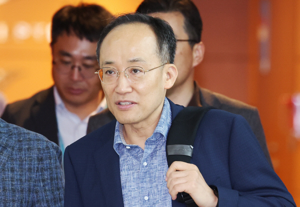 출국하는 추경호 부총리<YONHAP NO-1019>