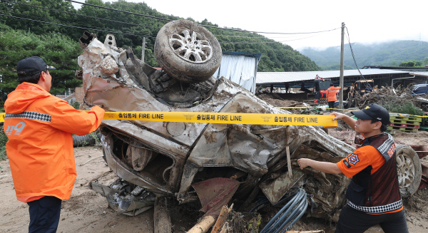 산사태 실종자 수색 사흘째<YONHAP NO-2134>