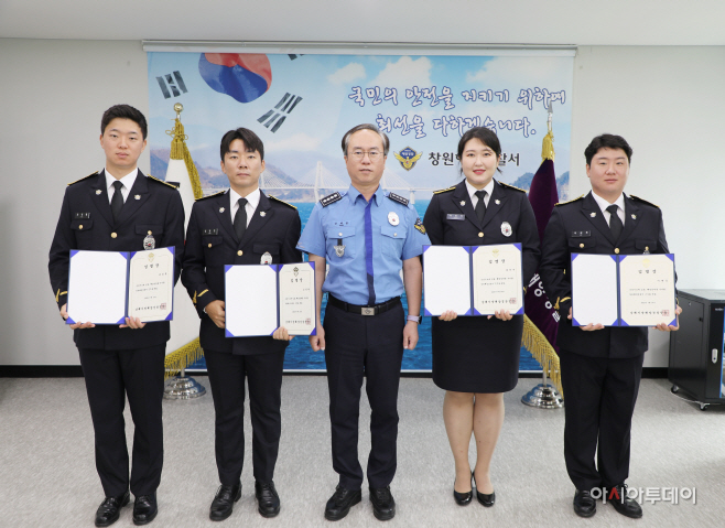 (사진2) 신임경찰관 임용 신고식 단체사진을 촬영하고 있다