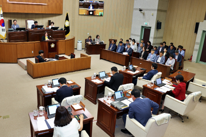 4.(사진)제295회 임시회 개회(2)