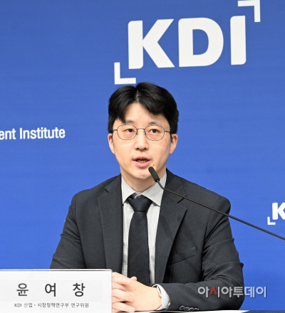[포토]배출권거래제의 현황을 설명하는 윤여창 연구위원