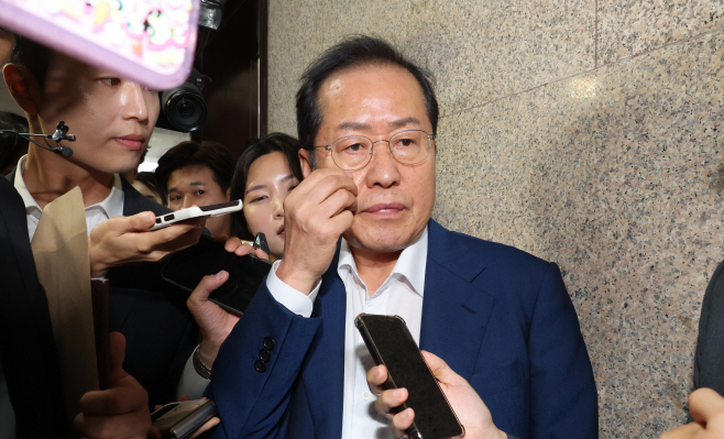 기자 질문 받는 홍준표 대구시장