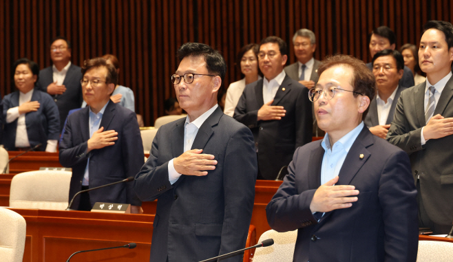 국기에 대한 경례하는 박광온 원내대표와 의원들