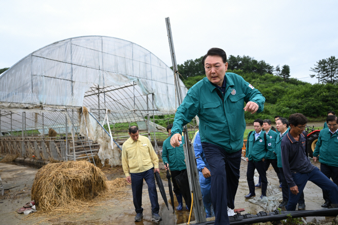 윤석열 대통령, 집중호우 피해 한우 축산농가 방문