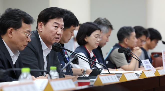 발언하는 류기정 사용자위원