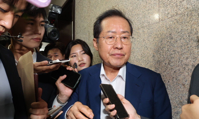 기자 질문 받는 홍준표 대구시장