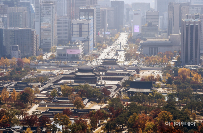 [포토]도심속 가을의 고궁과 높은 빌딩