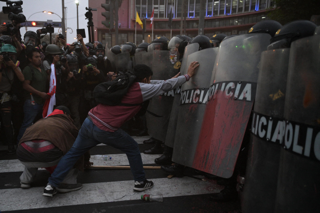 경찰과 충돌하는 페루 반정부 시위대