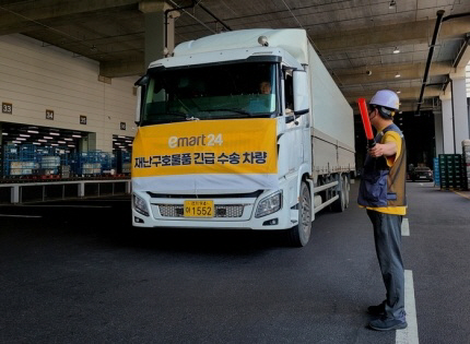 재난구호물품을 수송 중인 이마트24 차량