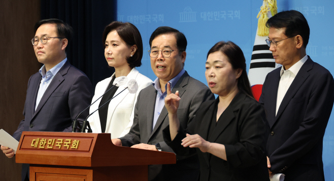 기자회견하는 국민의힘 소속 과방위원들