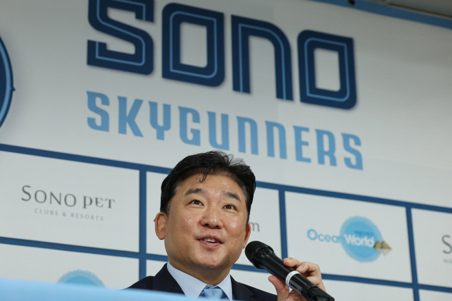 취재진 질문에 답하는 김승기 감독<YONHAP NO-1095>