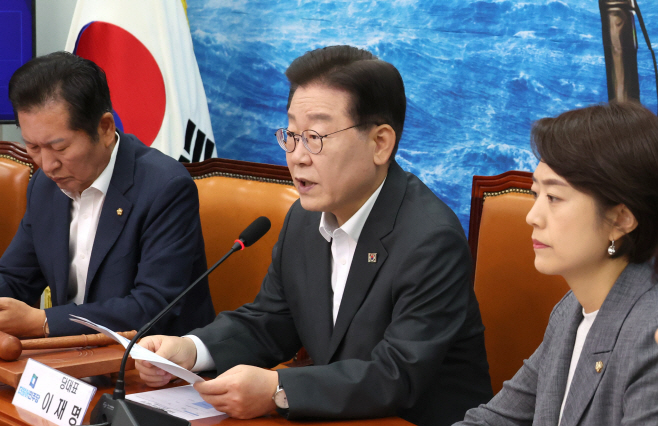 발언하는 이재명 대표