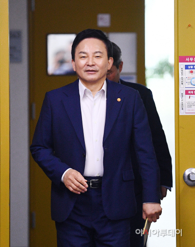 [포토]정부세종청사 국토부 기자실에 들어서는 원희룡 장관