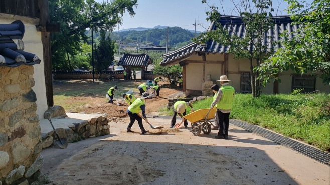 봉화향교서 수해복구 자원봉사 펼쳐 (2)