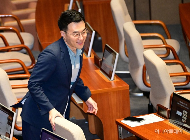 [포토] 김남국 무소속 의원 '국회 본회의 참석'