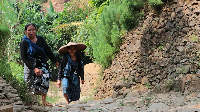 Two_Baduy_Luar_women,_Indonesia