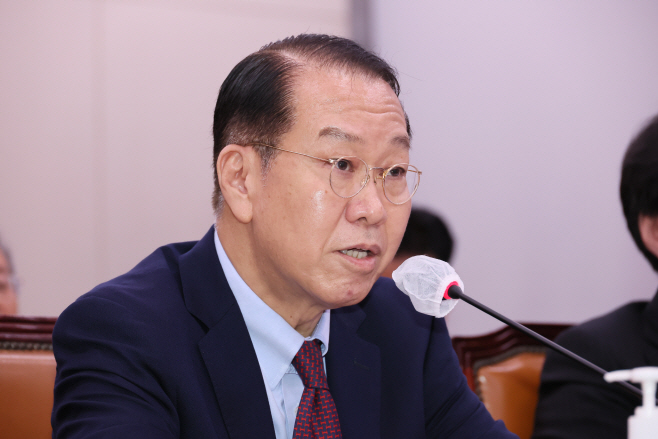 답변하는 권영세 통일부 장관