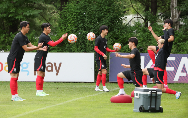 훈련하는 아시안게임 축구 대표팀<YONHAP NO-3707>