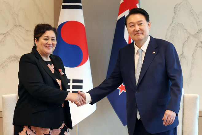 윤석열 대통령, 뉴질랜드 총독과 악수