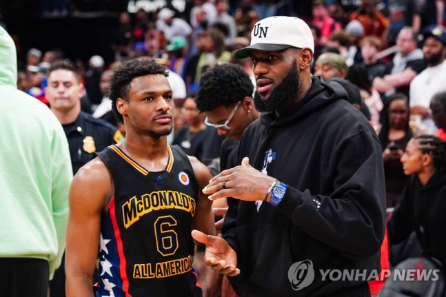 아버지와 얘기하는 브로니 제임스(왼쪽). AFP 연합뉴스