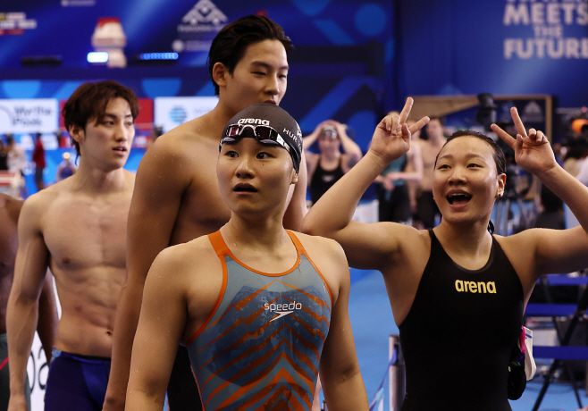 대한민국 팀, 혼성 혼계영 조 1위<YONHAP NO-2007>