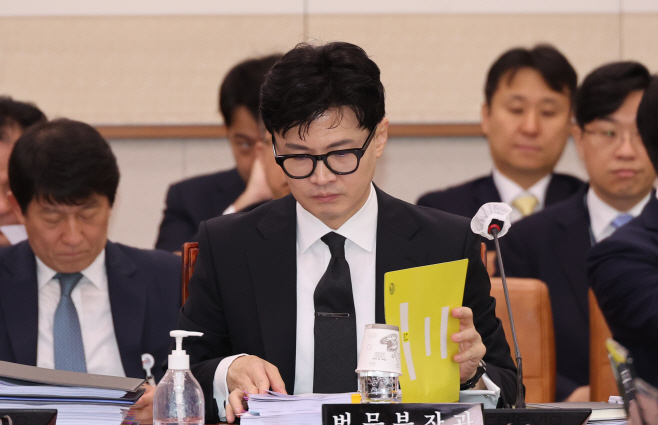 자료 살펴보는 한동훈 법무부 장관