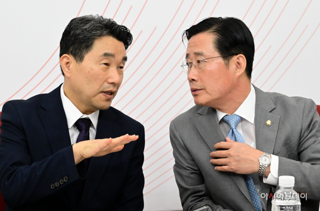 [포토] 이태규 교육위 간사와 대화하는 이주호 사회부총리