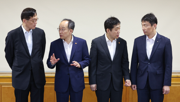 대화 나누는 경제·금융 수장들<YONHAP NO-1848>
