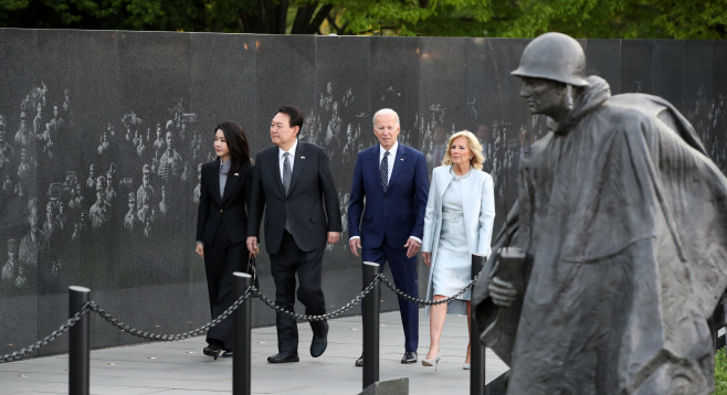 한국전 참전용사 기념공원 참배하는 한미 정상 부부