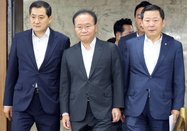 회의 참석하는 윤재옥 원내대표