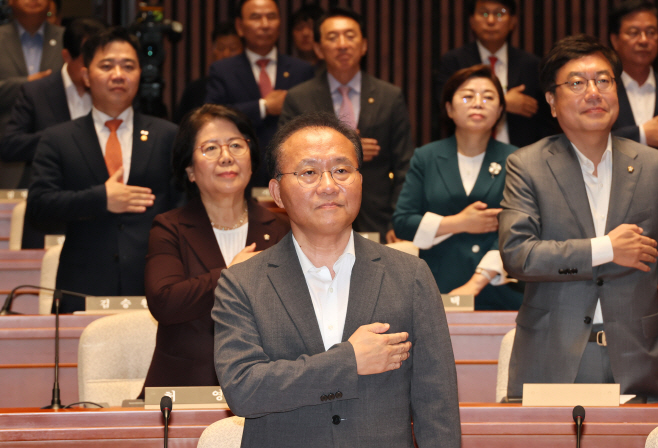 국기에 경례하는 윤재옥 원내대표