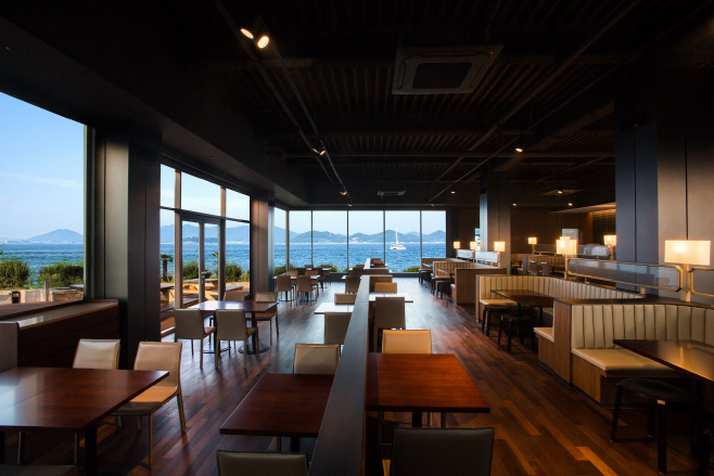 [금호리조트_이미지] 카페&펍 엘리제 실내 전경