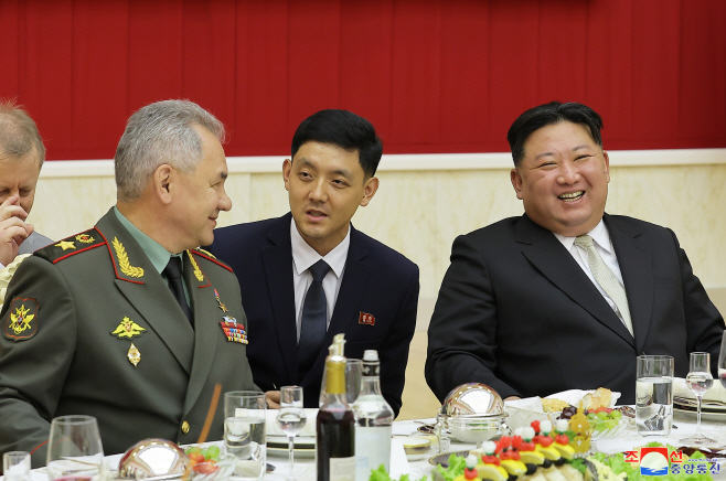 북한 김정은, 러시아 군사대표단 위해 연회 마련