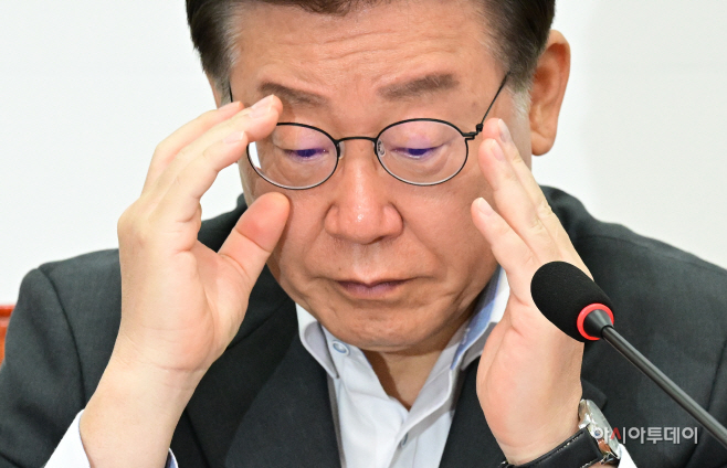 [포토] 안경 고쳐쓰는 이재명 민주당 대표