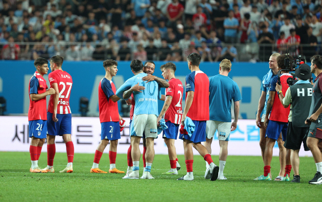 멋진 승부 마친 양팀<YONHAP NO-3515>