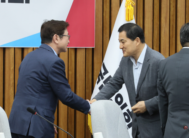 박보균 장관과 악수하는 박대출 정책위의장