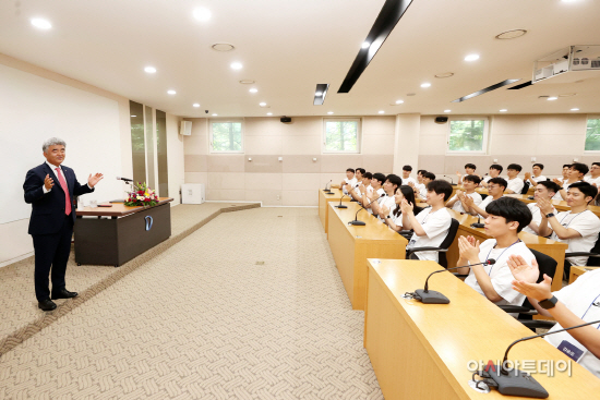 정원주 회장 신입사원들에게 격려의 말