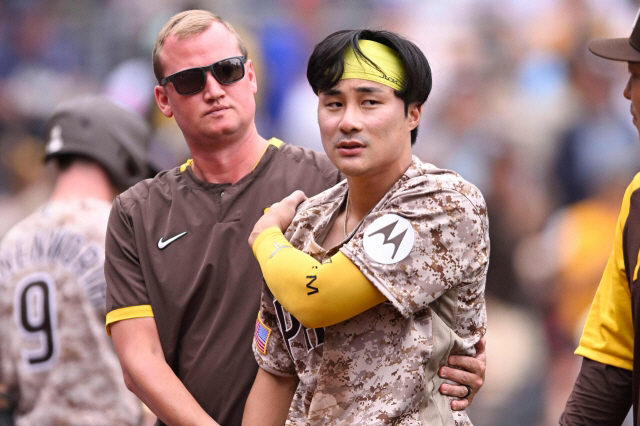 다친 어깨를 부여잡고 있는 김하성. AFP 연합뉴스