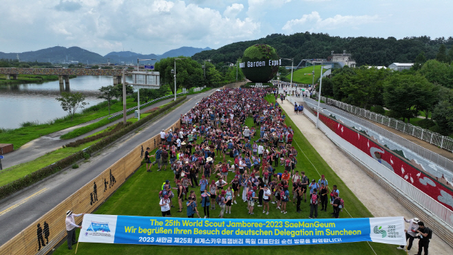 그린아일랜드를 따라 박람회장에 입장하는 잼버리 독일대표단1