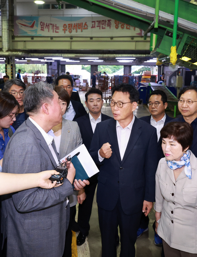 폭염 속 노동 현장 점검 나선 박광온 원내대표<YONHAP NO-0922>