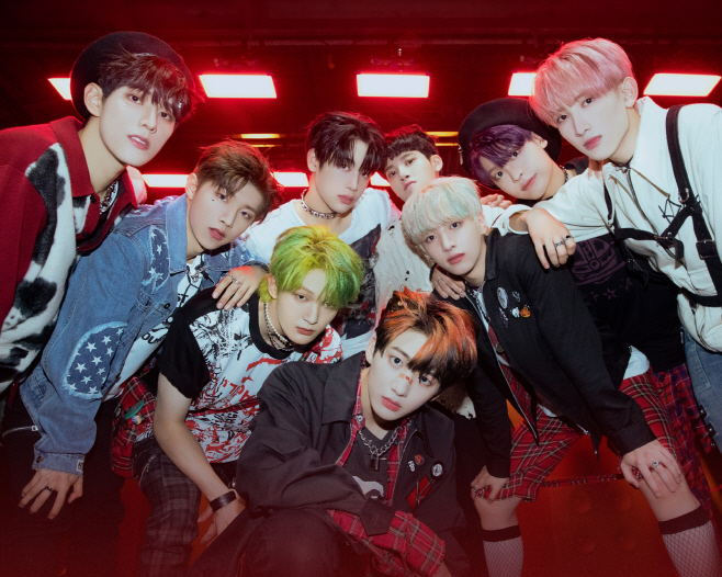 싸이커스_미니2집_단체포스터[제공=KQ]